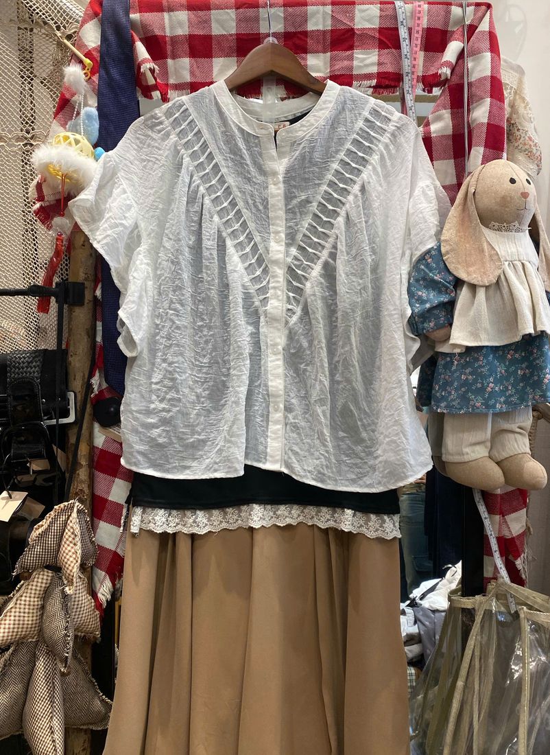 Áo sơ mi trắng phối chân váy nâu be